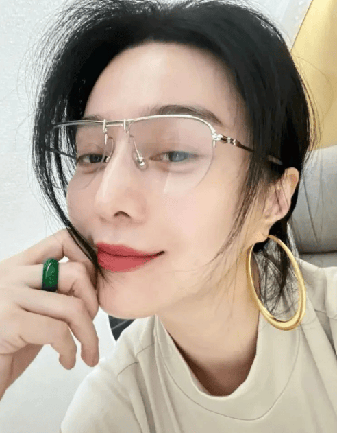 乱眼神迷离戴超大黄金耳环若有所思！开元棋