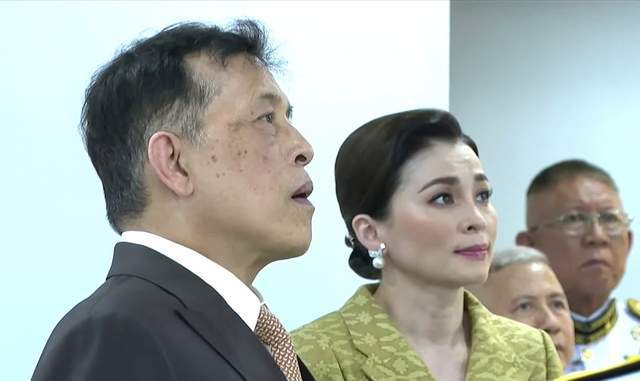 珍珠耳环有质感礼服红配绿好惊艳开元棋牌苏提达王后走古典路线(图6)