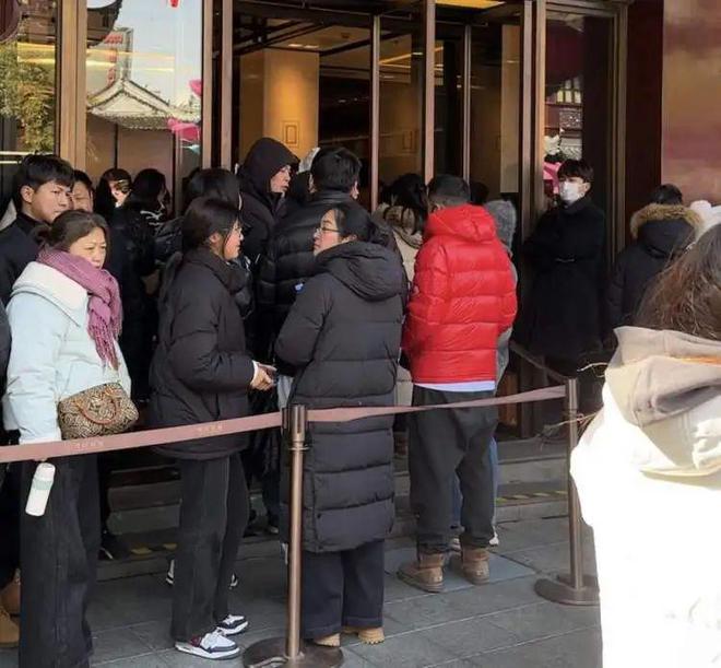 顾客惊呼：“不会1克要上1000元吧？”ky开元棋牌春节后热度不减依旧大排长龙！(图5)