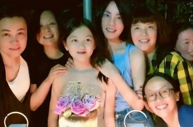 出来嘴唇疤痕长得越来越像妈妈王菲开元棋牌18岁李嫣的近照曝光看不